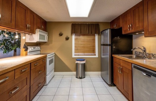 Ormond-by-the-Sea Condo | Cozy Beachside Retreat in Ormond Beach with Pool & Breakfast