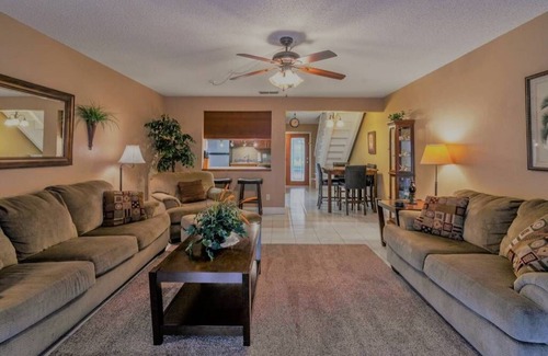 Ormond-by-the-Sea Condo | Cozy Beachside Retreat in Ormond Beach with Pool & Breakfast