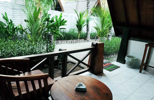 Gili Air House | Beachside Bungalow with Pool and Diving Facilities