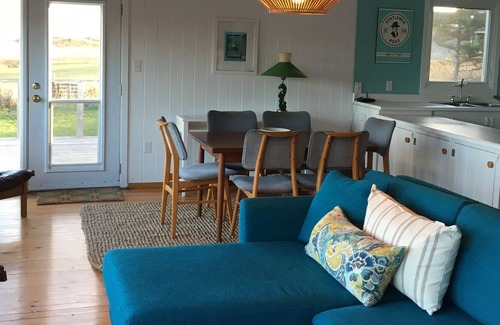 Park Corner Cottage | Beachside Cottage Escape: Pet-Friendly with Ocean Views