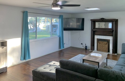 Seabreeze Park House | Beachside Cottage - Walk to the Water