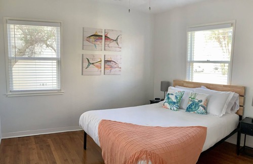 Seabreeze Park House | Beachside Cottage - Walk to the Water