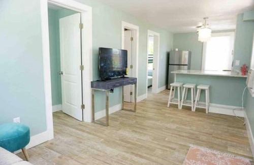 Smith's Memento Apartment | Beachside Cottage: Pet-Friendly Retreat Steps from the Ocean