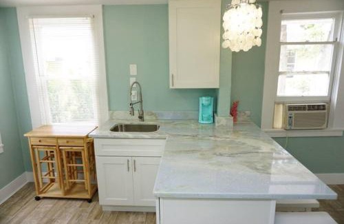 Smith's Memento Apartment | Beachside Cottage: Pet-Friendly Retreat Steps from the Ocean