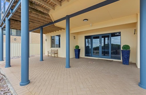 Christies Beach Apartment | Cozy Beachside Escape on The Esplanade with Ocean Views