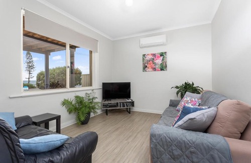 Christies Beach Apartment | Cozy Beachside Escape on The Esplanade with Ocean Views