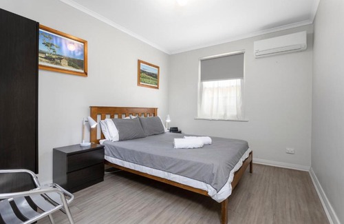 Christies Beach Apartment | Cozy Beachside Escape on The Esplanade with Ocean Views