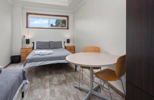 Christies Beach Apartment | Cozy Beachside Escape on The Esplanade with Ocean Views
