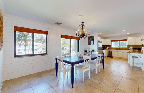 Juno Beach Apartment | Beachside Escape: Designer Decor & Oceanfront Amenities