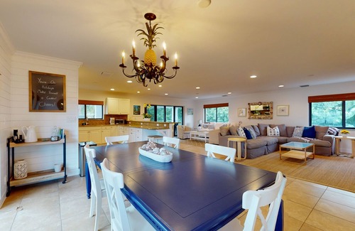 Juno Beach Apartment | Beachside Escape: Designer Decor & Oceanfront Amenities