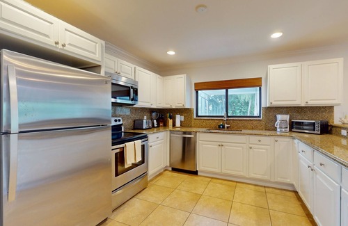 Juno Beach Apartment | Beachside Escape: Designer Decor & Oceanfront Amenities