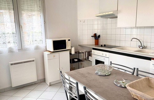 Bouzigues Apartment | Cozy Oceanfront Apartment Bouzigues for 4 Guests