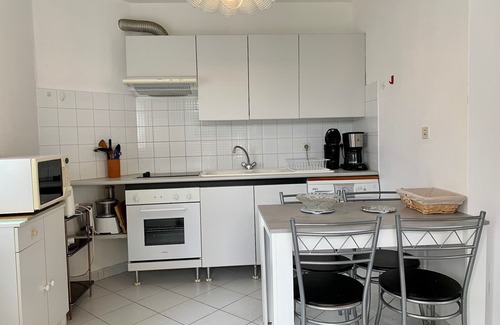 Bouzigues Apartment | Cozy Oceanfront Apartment Bouzigues for 4 Guests