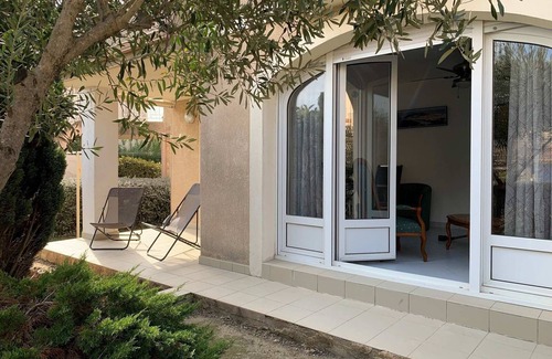 Bouzigues Apartment | Cozy Oceanfront Apartment Bouzigues for 4 Guests