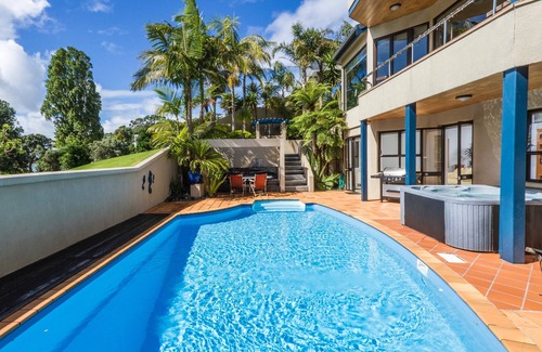 Castor Bay Cottage | Oceanfront Retreat: Castor Bay Holiday Apartment Awaits