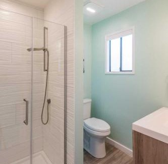 Seaside Hotel | Bright Beachside Inn: Family-Friendly Getaway Awaits!