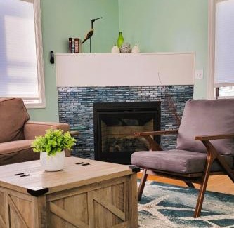 Seaside Hotel | Bright Beachside Inn: Family-Friendly Getaway Awaits!