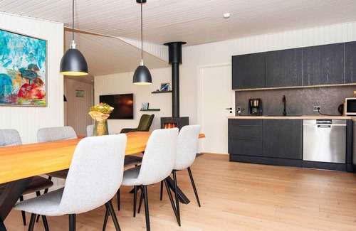 Grena Strand House | Ideal 5-Person Holiday Home with Ocean View in Grenaa
