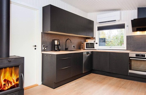 Grena Strand House | Ideal 5-Person Holiday Home with Ocean View in Grenaa