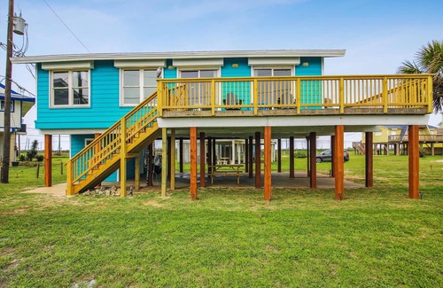 Bermuda Beach Cottage | Beachside Pearl: Pet Friendly Oasis with Ocean Views