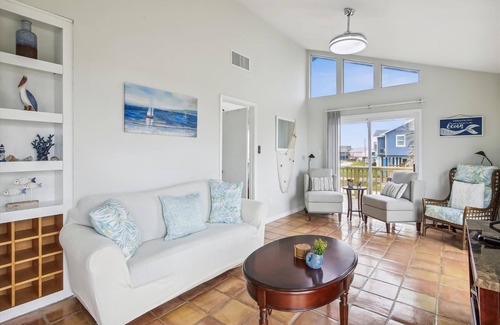 Bermuda Beach Cottage | Beachside Pearl: Pet Friendly Oasis with Ocean Views