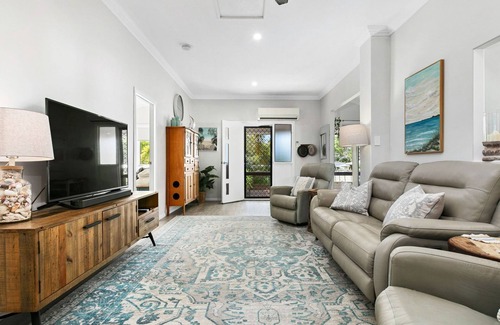 Pialba House | Beachside Serenity: Oceanfront Escape with Spa and Hot Tub