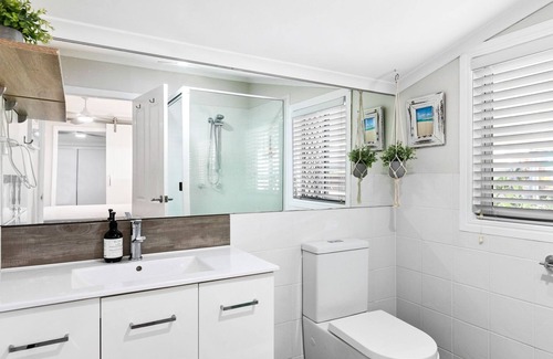 Pialba House | Beachside Serenity: Oceanfront Escape with Spa and Hot Tub