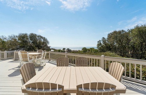 Vanderhorst Plantation House | Ocean View Beachside Treehouse with Family-Friendly Amenities