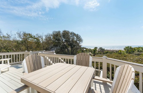 Vanderhorst Plantation House | Ocean View Beachside Treehouse with Family-Friendly Amenities