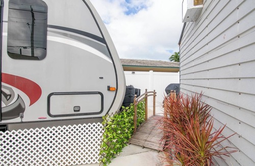 Jupiter House | Beachtime! Charming 1-bedroom trailer w/WiFi & AC & Hotwater Jupiter/Tequesta