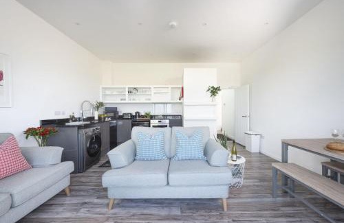 Crantock House | Inviting Beachview Apartment 8, Crantock - Pet Friendly Bliss