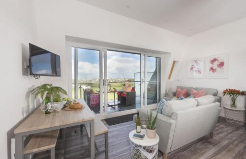 Crantock House | Inviting Beachview Apartment 8, Crantock - Pet Friendly Bliss