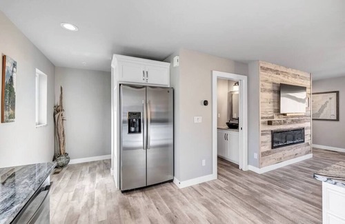 Sister Bay Condo | Beachview Condo No 4: Guest Rated 10/10 with Kitchen & Breakfast