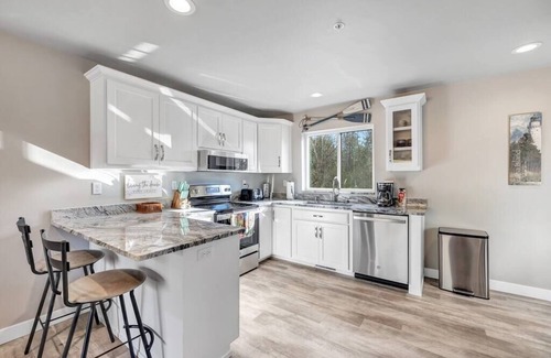 Sister Bay Condo | Beachview Condo No 4: Guest Rated 10/10 with Kitchen & Breakfast