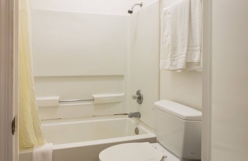 Westside Santa Cruz Hotel | Relax at Beachview Inn with Spa, Kitchen & Breakfast