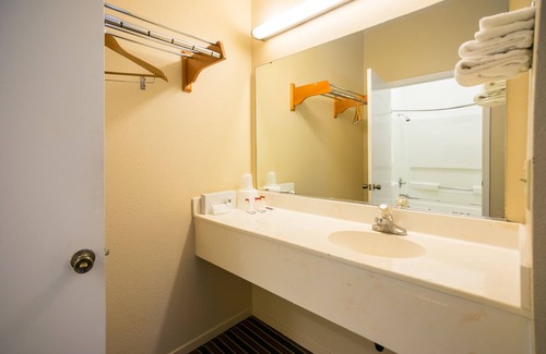 Westside Santa Cruz Hotel | Relax at Beachview Inn with Spa, Kitchen & Breakfast