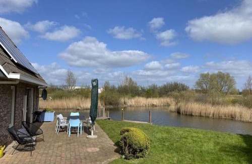 Makkum House | Inviting Beachvilla Ijsselmeerblik with Hot Tub & Kitchen