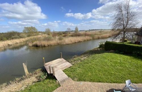 Makkum House | Inviting Beachvilla Ijsselmeerblik with Hot Tub & Kitchen