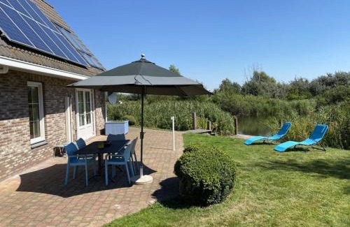 Makkum House | Inviting Beachvilla Ijsselmeerblik with Hot Tub & Kitchen
