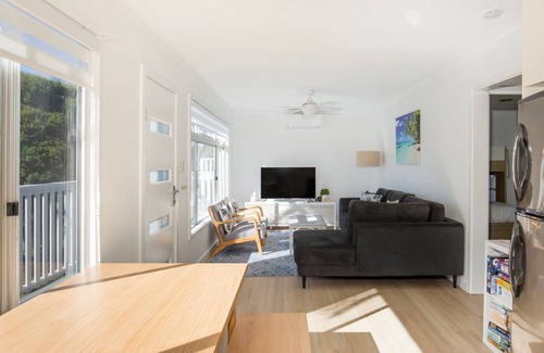 Berrara House | Beachway: Pet Friendly Retreat by the Ocean - 10/10 Rated