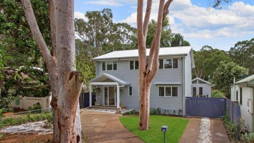 Pearl Beach House | Beachworth: Wifi & Pet Friendly Retreat by the Pool