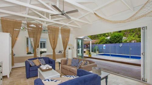 Pearl Beach House | Beachworth: Wifi & Pet Friendly Retreat by the Pool