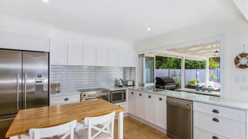 Pearl Beach House | Beachworth: Wifi & Pet Friendly Retreat by the Pool