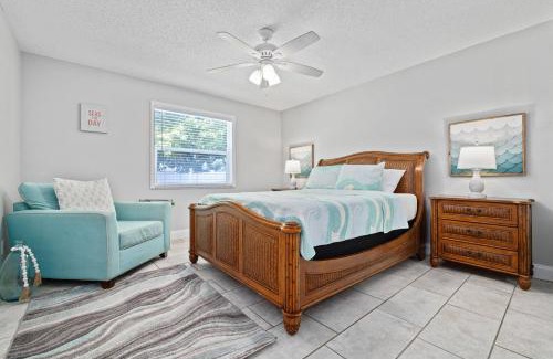 Ozona House | Pet-Friendly Beachy 2-Bedroom Condo with Top Ratings