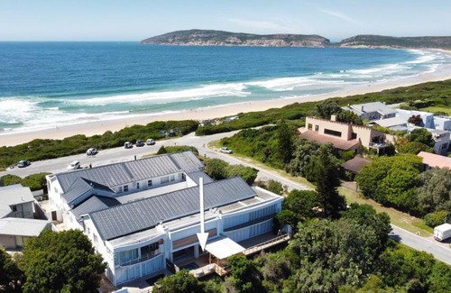 Robberg Beach Apartment | Relaxing Beachy Head Hideaway with Pool & Ocean Views
