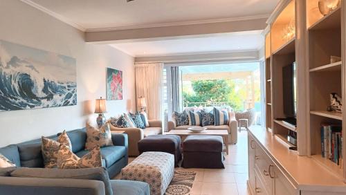 Robberg Beach Apartment | Relaxing Beachy Head Hideaway with Pool & Ocean Views
