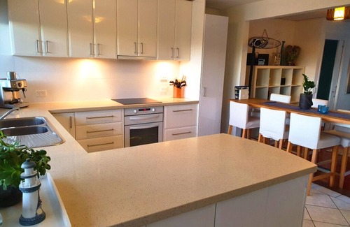 Kiama Downs House | Beachy Keen: Guest Rated 9.4 with Spa & Hot Tub!