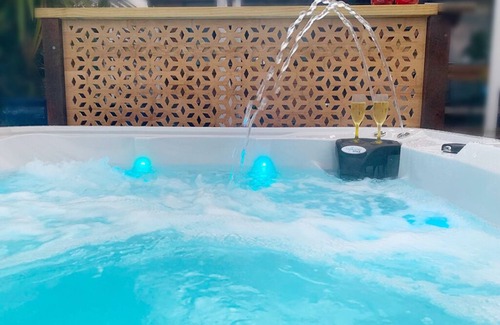 Kiama Downs House | Beachy Keen: Guest Rated 9.4 with Spa & Hot Tub!