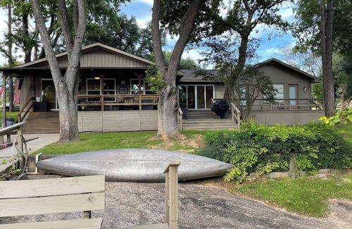 Granite Shoals Cottage | Beachy-Keen Cottage on Lake LBJ; Canoe, Kayaks, Slip, Pets welcome!nn
