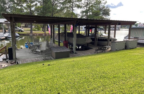 Granite Shoals Cottage | Beachy-Keen Cottage on Lake LBJ; Canoe, Kayaks, Slip, Pets welcome!nn